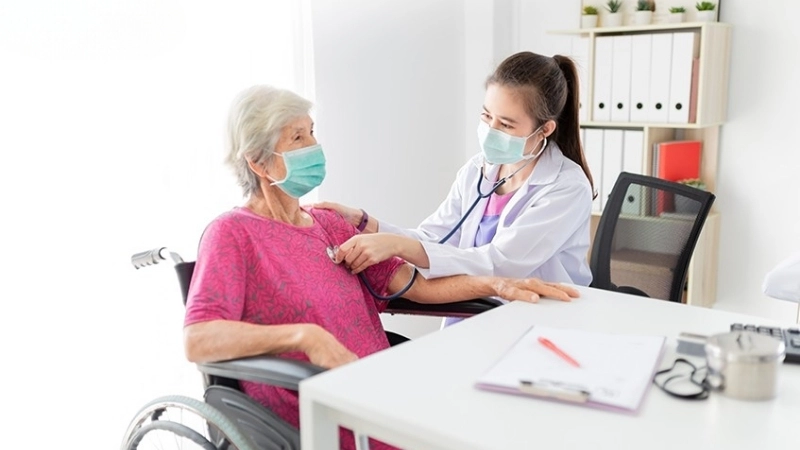 Tái khám định kỳ và xử lý sớm các triệu chứng bất thường