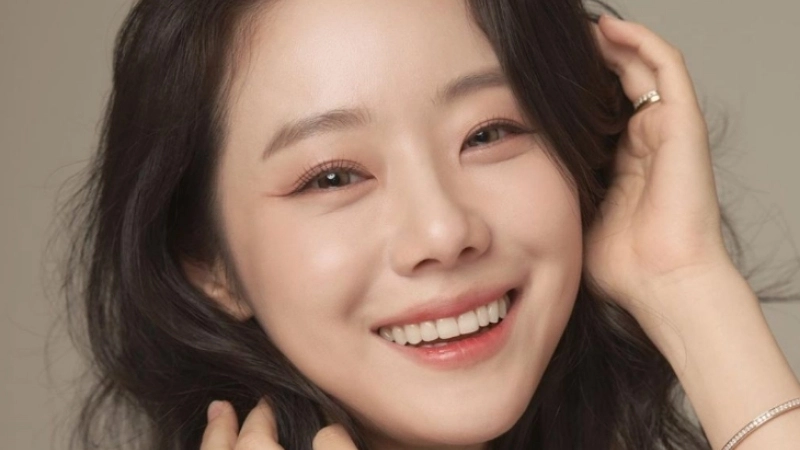 Chuốt mascara và định hình chân mày hài hòa