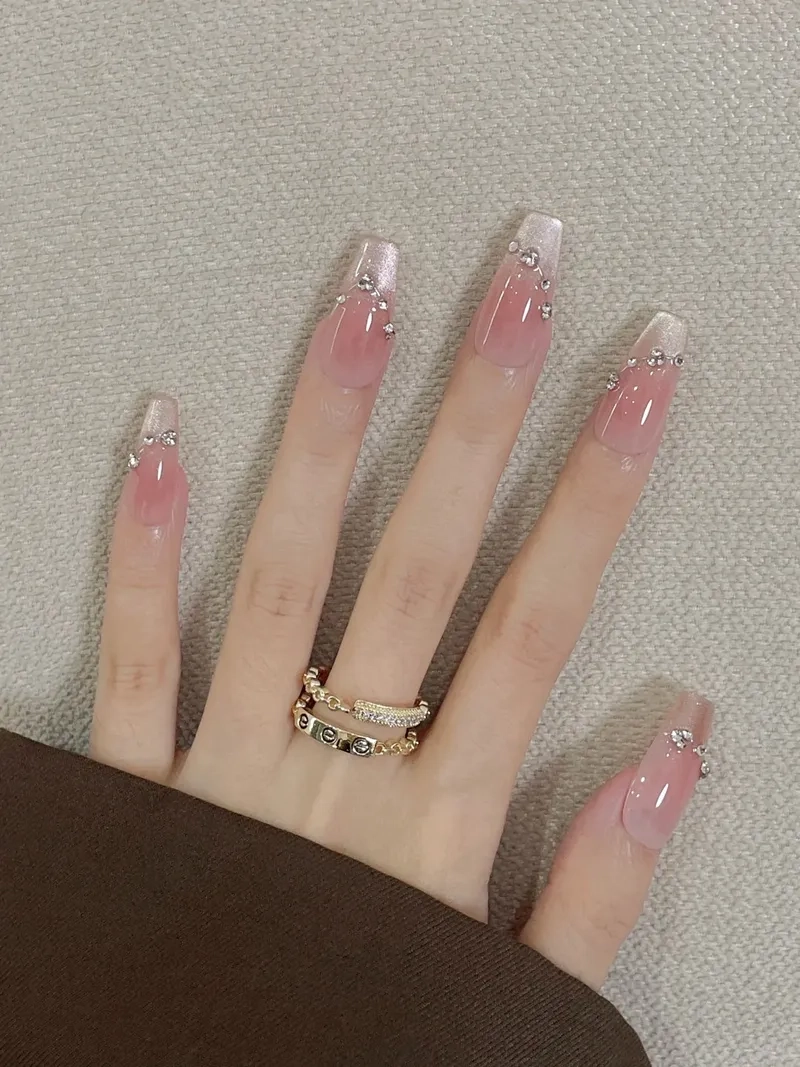 Tinh tế và sang trọng với các màu móng tôn da đẹp mắt