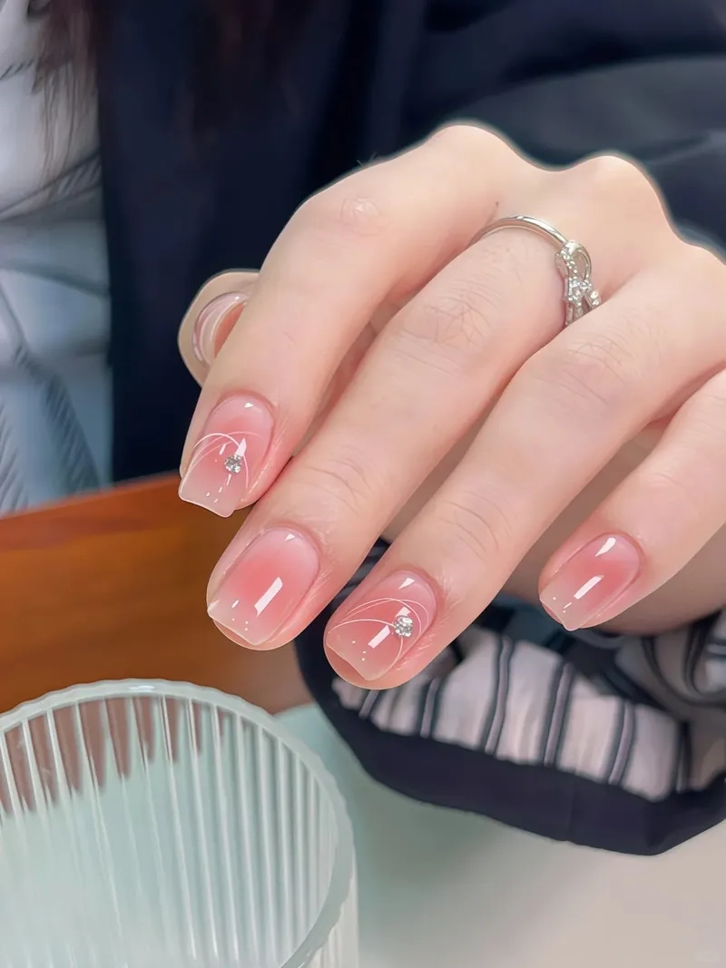 Tinh tế nổi bật với màu móng tôn da cho mọi dịp