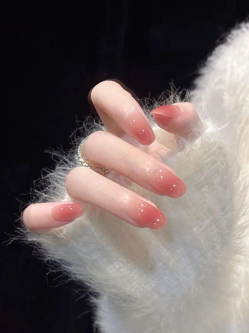 Tỏa sáng tự nhiên với màu sơn móng tay đẹp tôn da