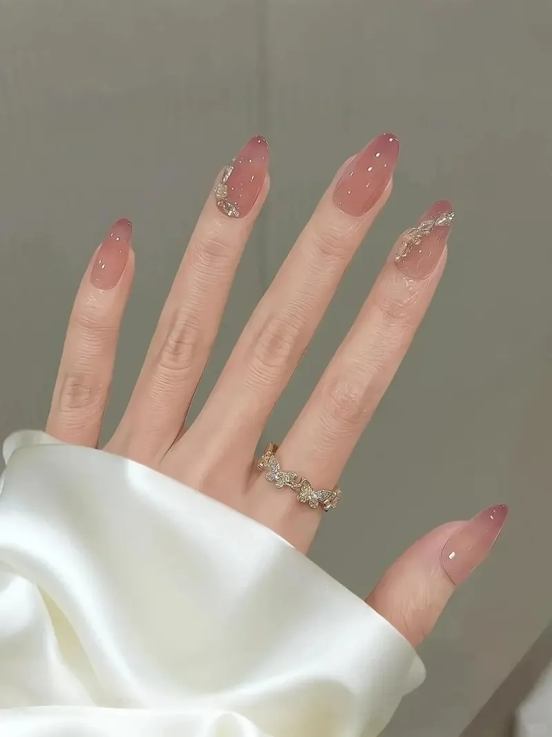 Phong cách tinh tế với mẫu móng tay tôn da nhẹ nhàng