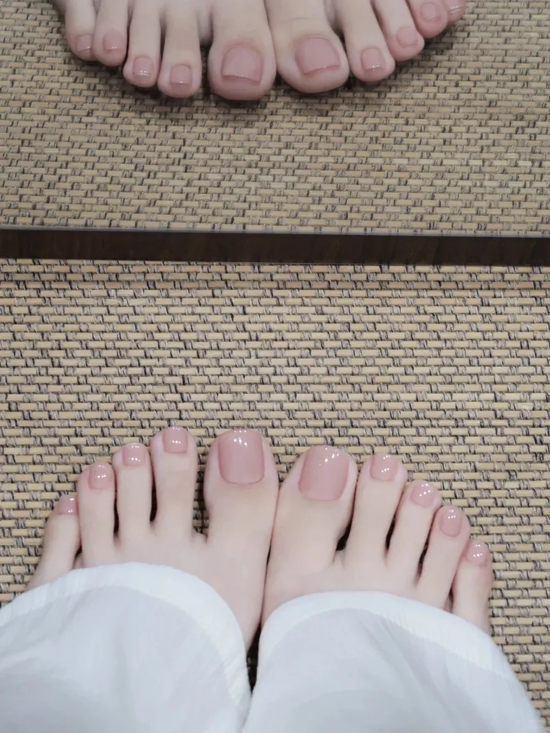 Sắc xanh nhẹ nhàng với màu móng chân tôn da thời thượng