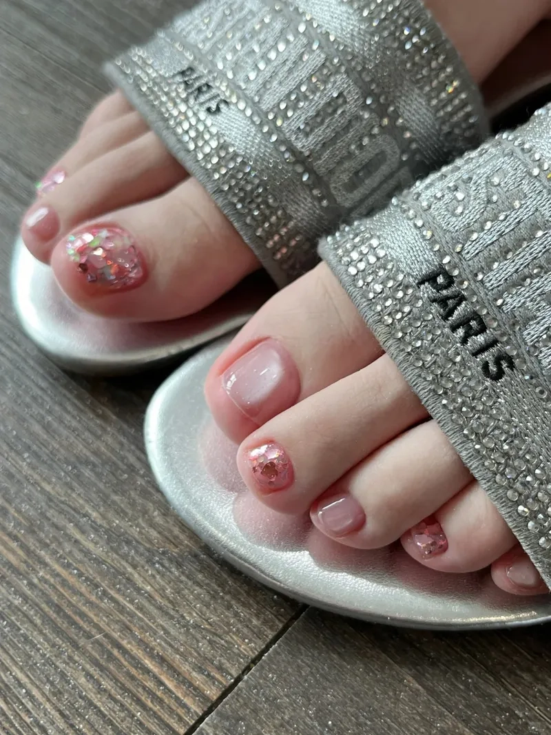 Sắc màu nhẹ nhàng của màu nail tôn da chân hợp xu hướng