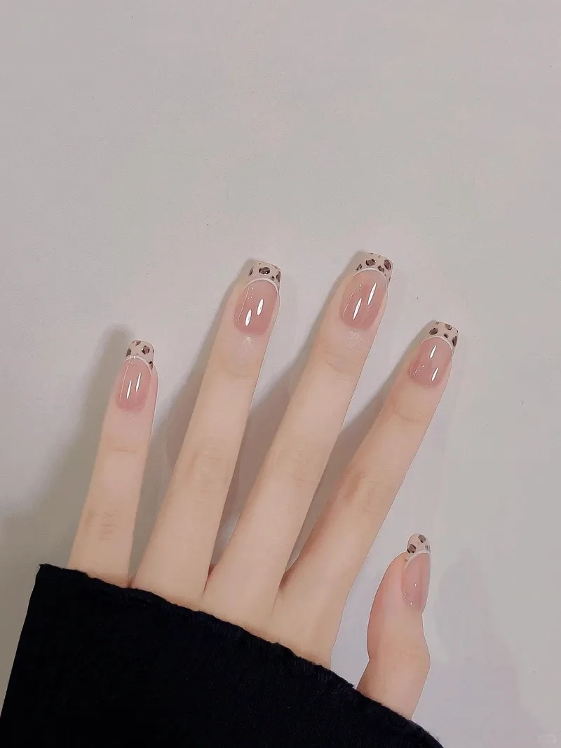 Nail đầu móng tạo nét đẹp tinh tế cho đôi tay bạn