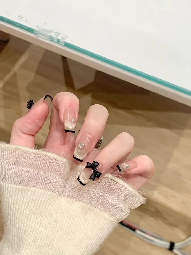 Màu sơn đầu móng tay đẹp bền màu và lên chuẩn từng nét