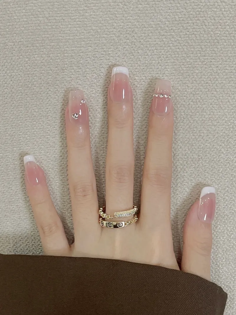 Móng tay sơn đầu móng phối hợp màu sắc cực kỳ cuốn hút