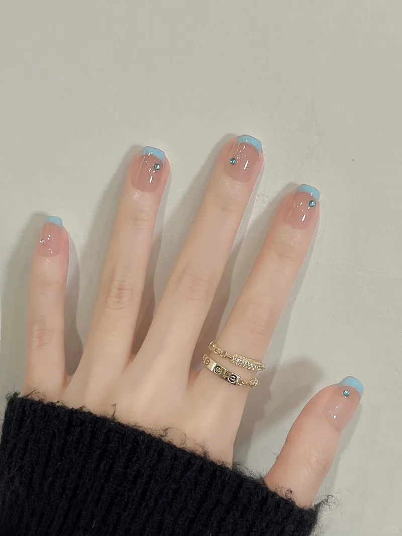 Khám phá đa dạng phong cách với những mẫu nail kẻ đầu móng