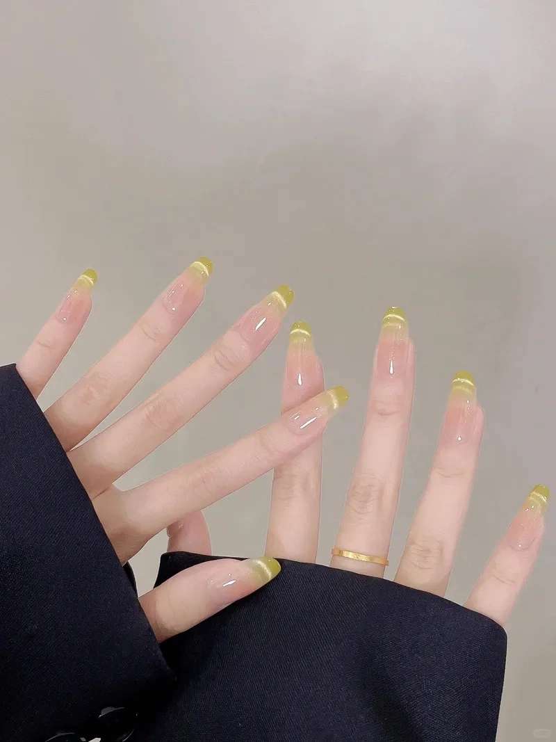 Phong cách thanh lịch từ nail đầu móng trắng