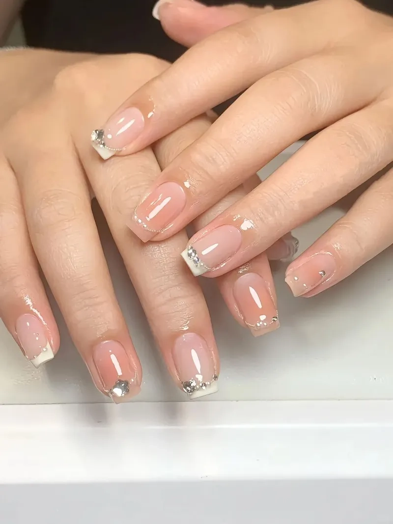 Tạo điểm nhấn nữ tính với vẽ đầu móng trắng