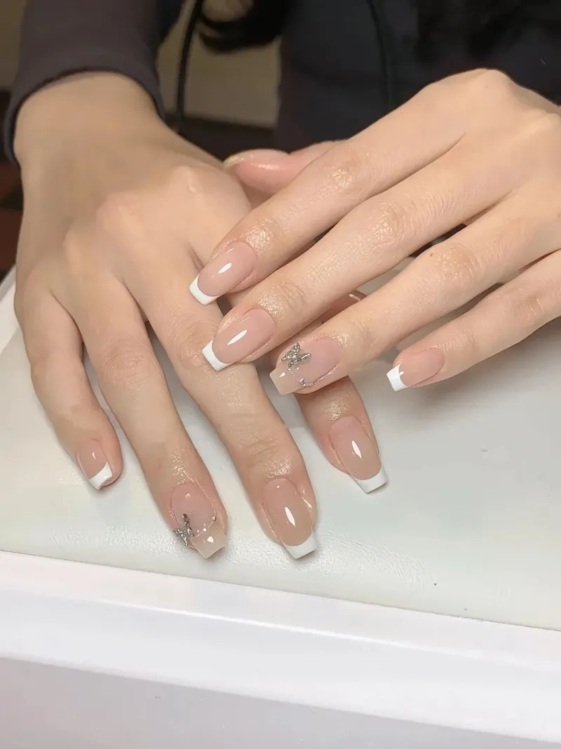 Thêm phần nữ tính cùng mẫu móng tay đầu móng trắng