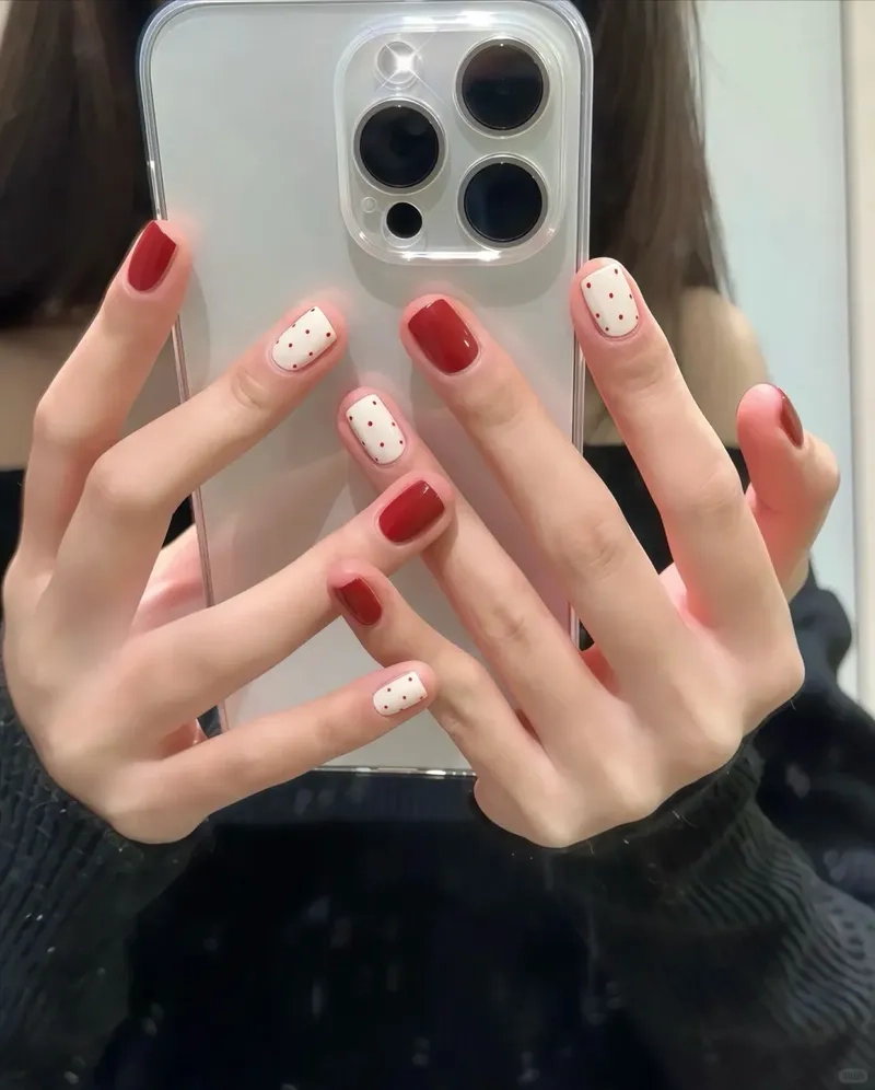 Gợi ý các mẫu móng ngắn đẹp cho nàng công sở