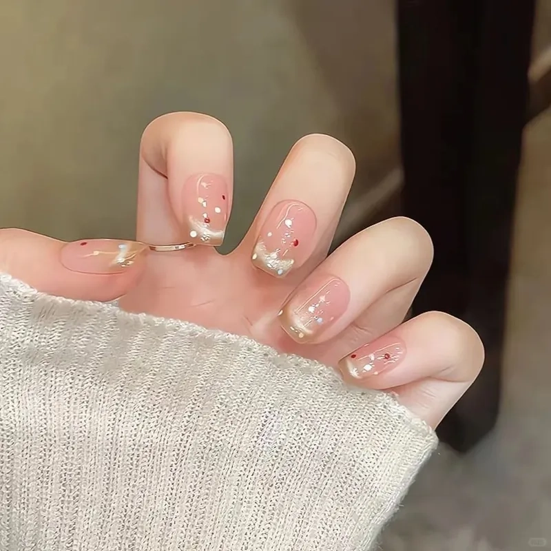 Kiểu móng ngắn thời thượng làm bạn nổi bật mọi lúc