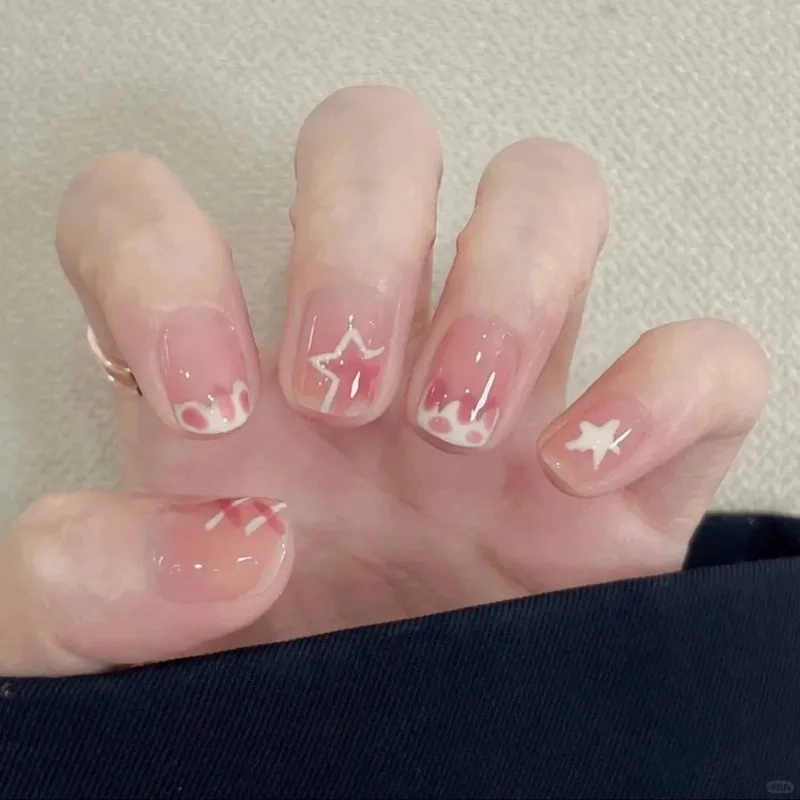 Kiểu móng tay ngắn phù hợp với mọi dáng tay tự nhiên