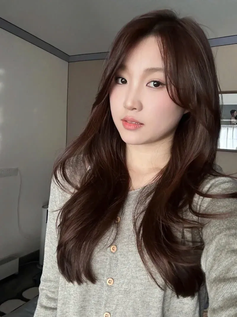 Sắc đẹp bền lâu cùng tóc nhuộm nâu socola nổi bật