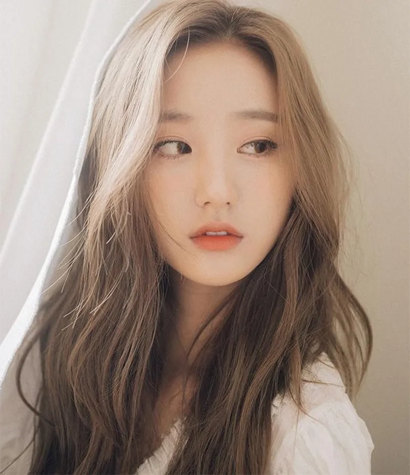 Đổi mới kiểu tóc với màu nâu hạt dẻ ánh khói ấn tượng