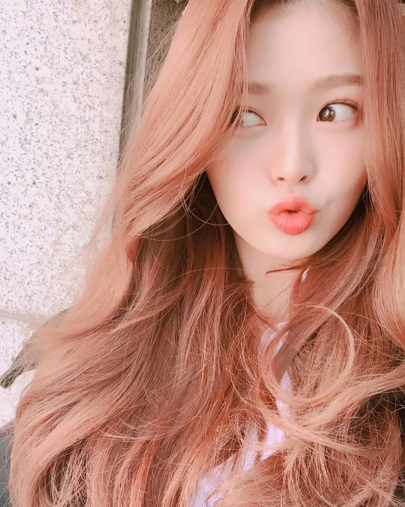 Tóc khỏe đẹp tự nhiên cùng tóc nâu ánh hồng chuẩn xu hướng