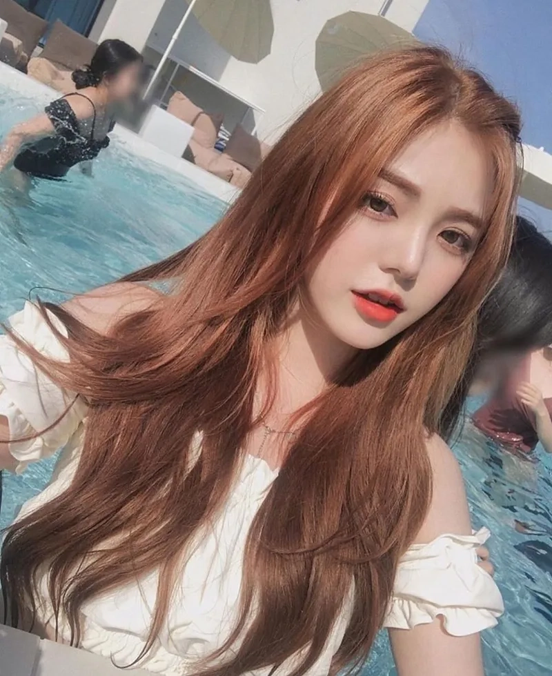 Màu sắc pha trộn hoàn hảo là màu tóc nâu cam ánh hồng nổi bật