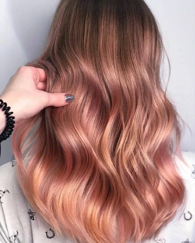 Đổi mới kiểu tóc cùng ảnh màu nâu hồng đầy sáng tạo và thu hút