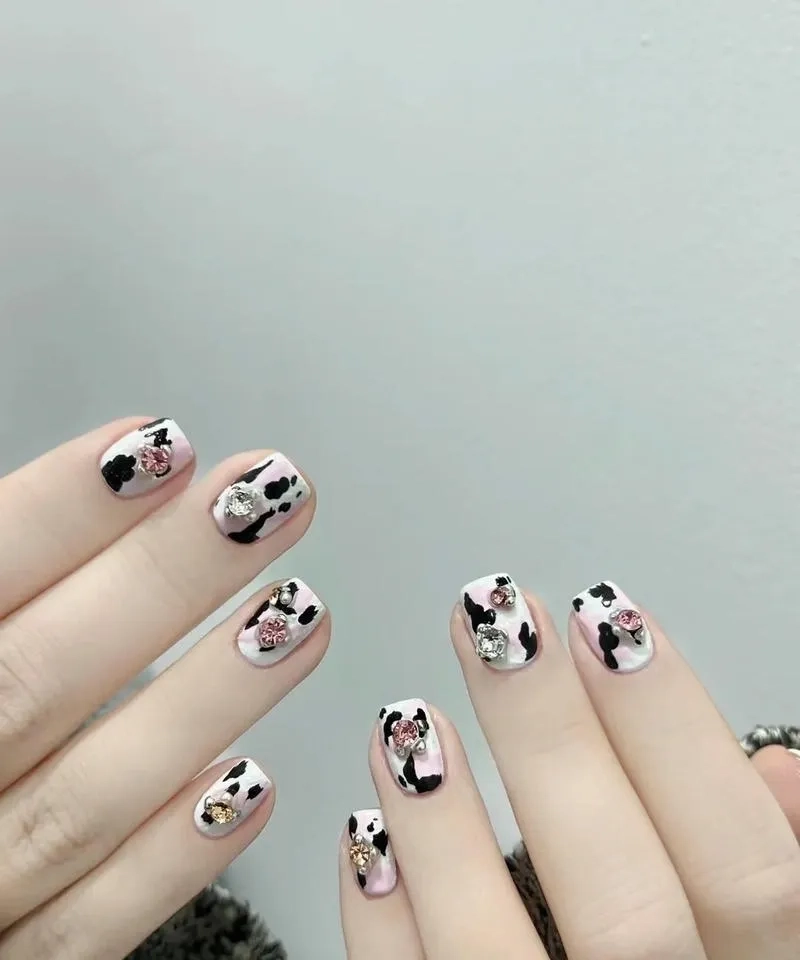 Bộ sưu tập hot nhất năm nay với bộ nail bò sữa độc đáo