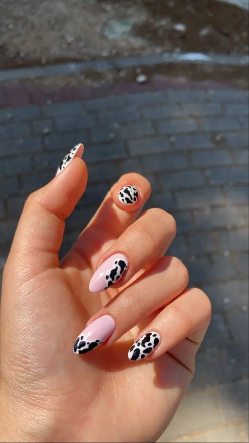 Bàn tay thu hút mọi ánh nhìn với móng bò sữa nail sáng tạo