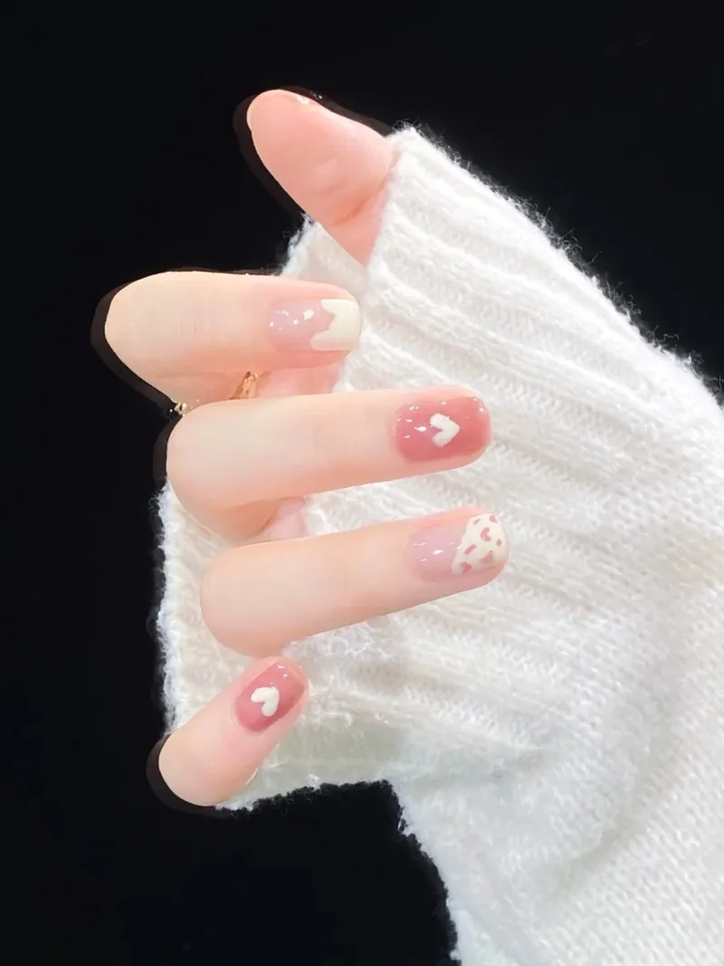 Móng tay mềm mại và nữ tính với mẫu móng tay bò sữa