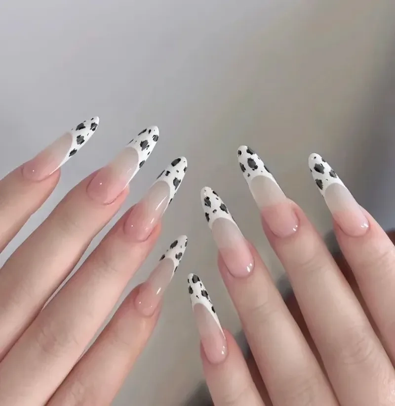 Tông màu ấm áp cho đôi tay cùng nail màu bò sữa dễ thương