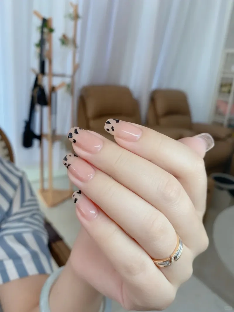 Bàn tay quyến rũ hơn với sắc màu sơn móng tay bò sữa thời thượng