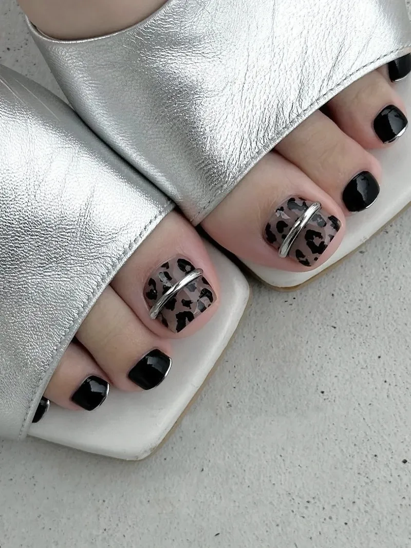 Tự tin nổi bật với mẫu móng chân màu đen thời thượng