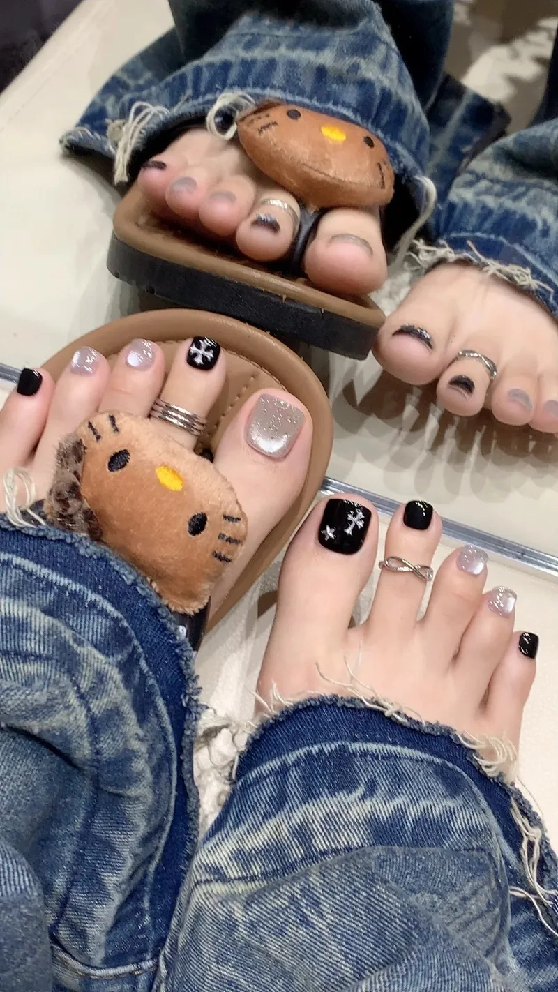 Nét quyến rũ bí ẩn từ mẫu móng chân đen sành điệu