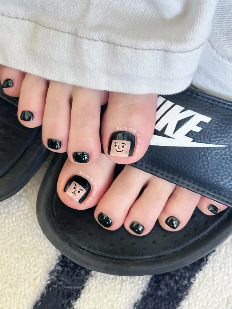 Đậm chất sang chảnh cùng sơn móng chân màu đen cá tính