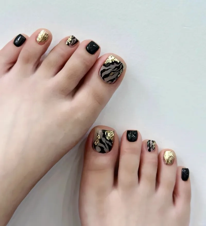 Nổi bật mọi góc nhìn với màu sơn móng chân màu đen đẹp mắt