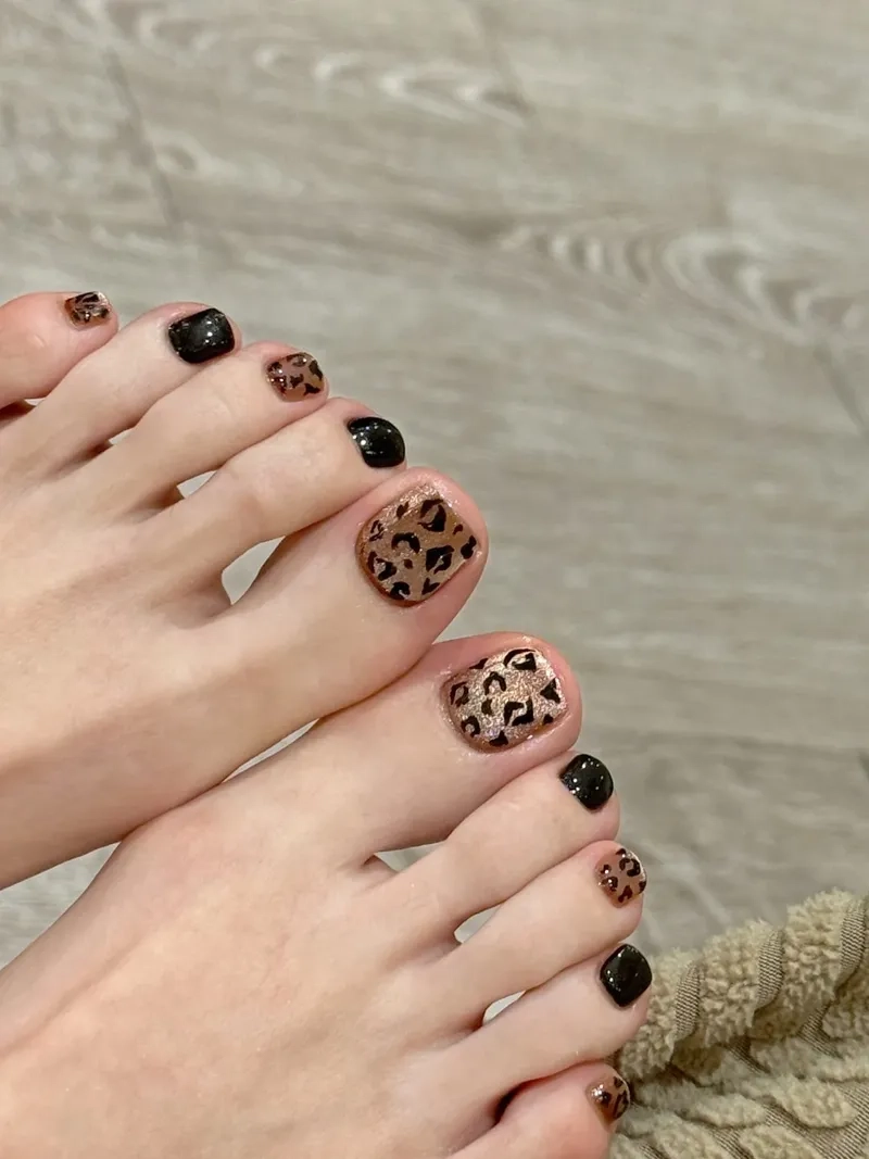 Vẻ đẹp bí ẩn đến từ móng chân đẹp màu đen