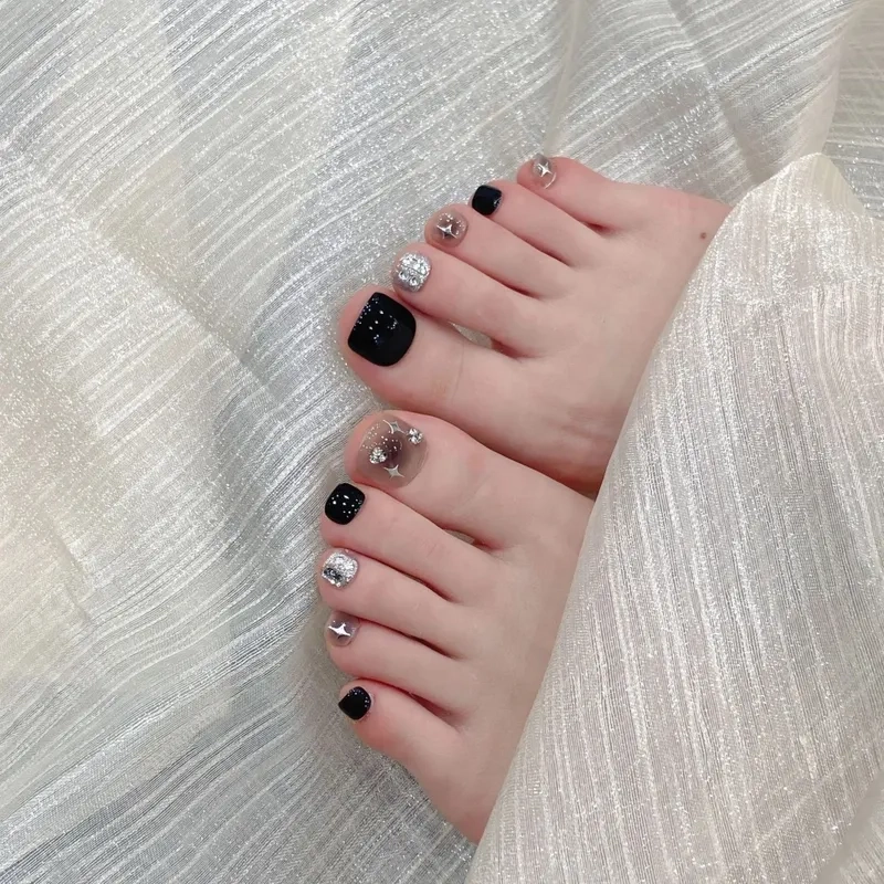 Cá tính mạnh mẽ với móng nhọn màu đen cực chất