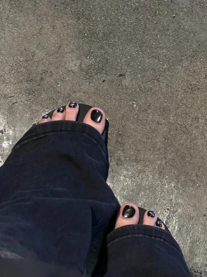 Dẫn đầu xu hướng với mẫu nail chân đẹp màu đen