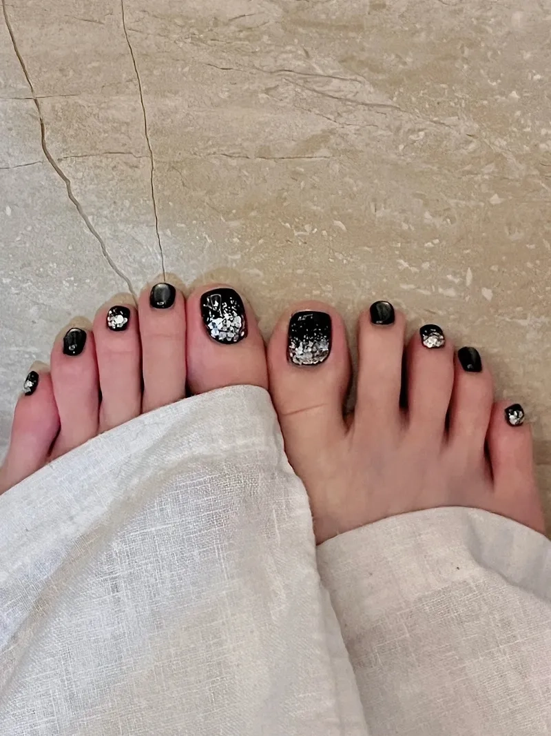 Nét hiện đại đến từ sơn gel móng chân màu đen