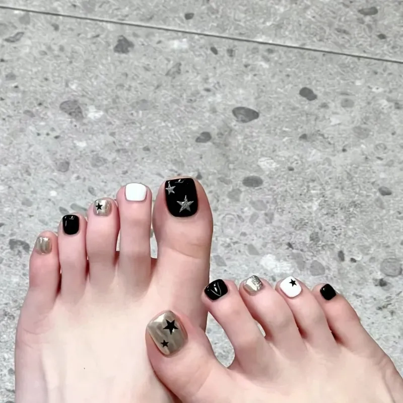 Tông màu đối lập từ mẫu nail chân trắng đen đang gây sốt