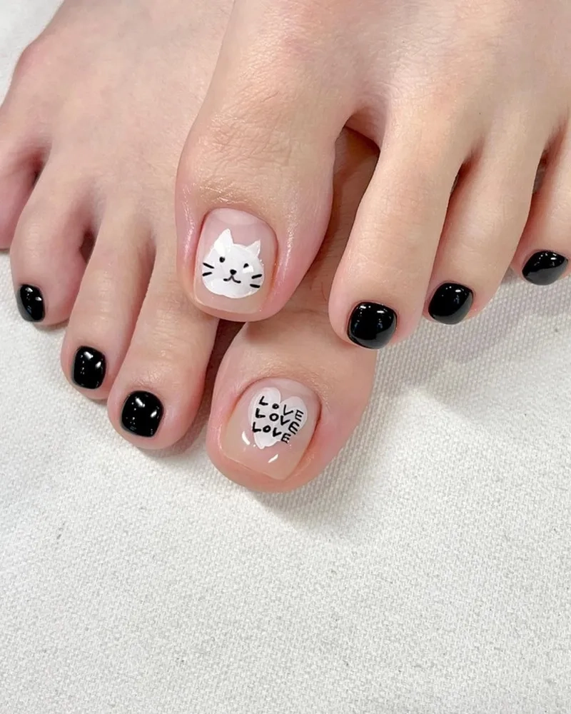 Cực trendy với nail chân đen trắng