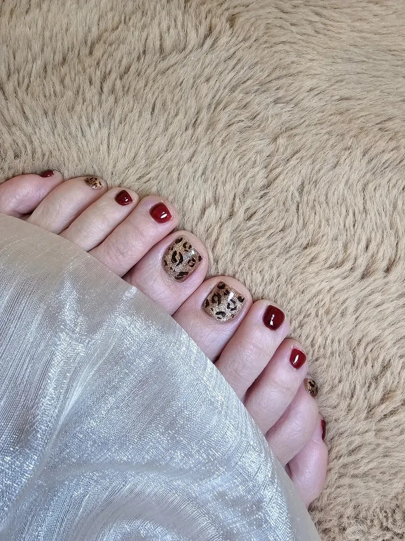 Tỏa sáng với bộ sưu tập nail chân màu đỏ đô thời thượng