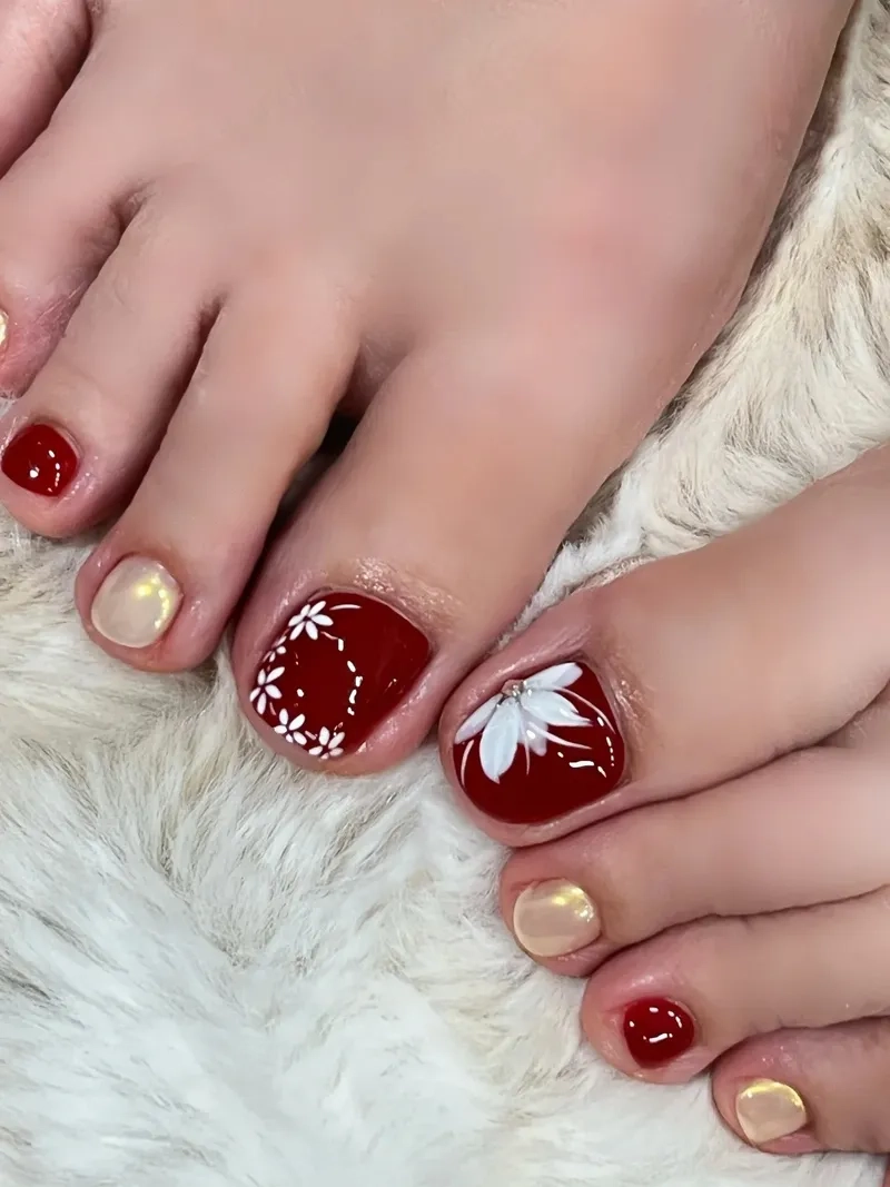 Chọn ngay kiểu dáng yêu thích trong mẫu nail chân màu đỏ đô hot nhất