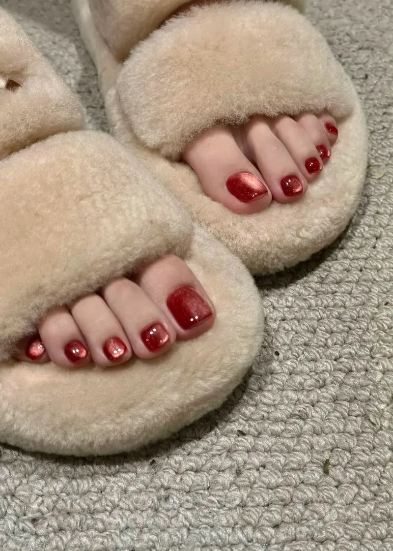 Phong cách đa dạng cùng mẫu móng chân đỏ cuốn hút và nổi bật