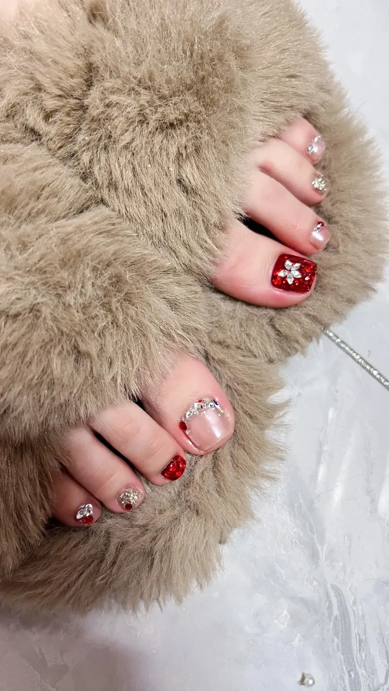 Nổi bật và sang trọng với các mẫu nail chân màu đỏ quyến rũ