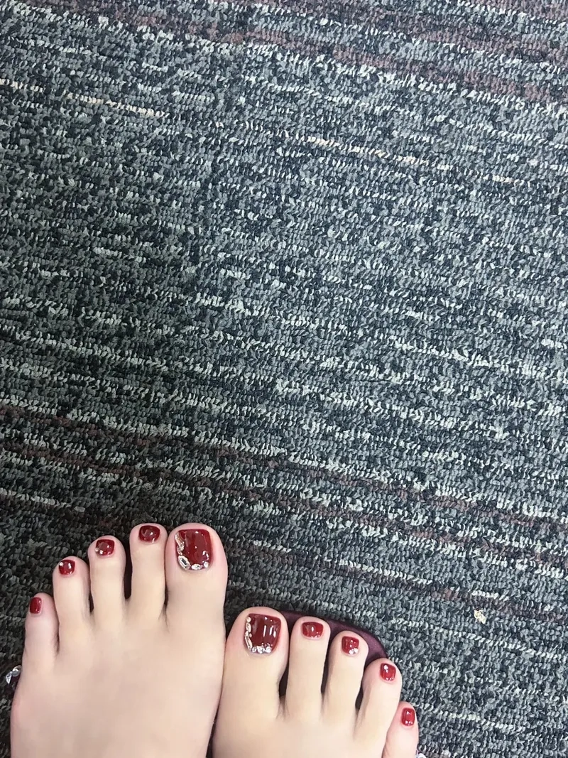 Xu hướng thời trang với những mẫu móng chân màu đỏ đa dạng