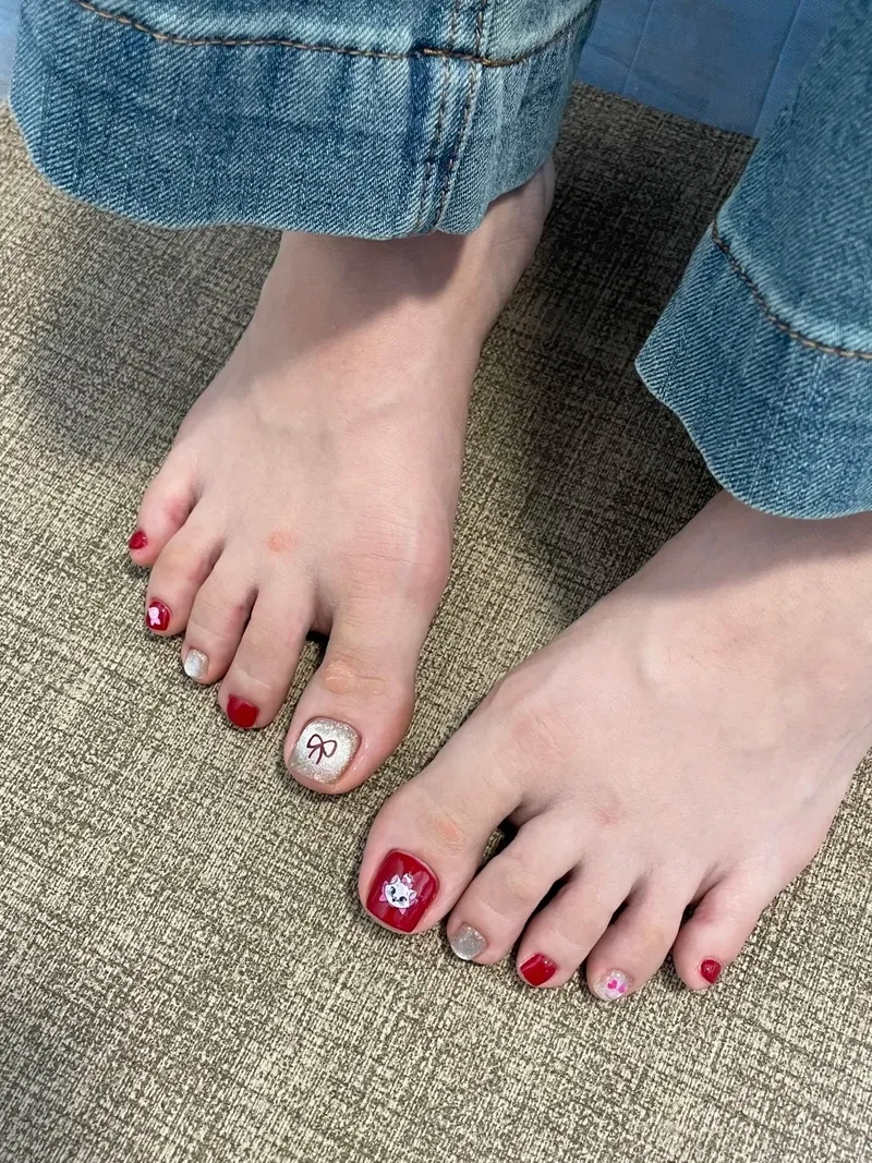 Màu đỏ mận quyến rũ trong sơn móng chân màu đỏ mận thời thượng