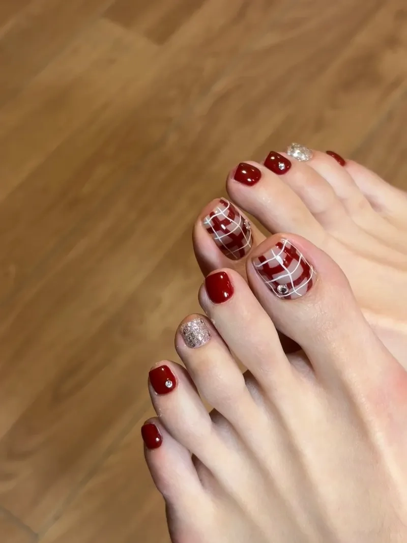 Nổi bật với gam màu đặc biệt của nail chân đỏ mận