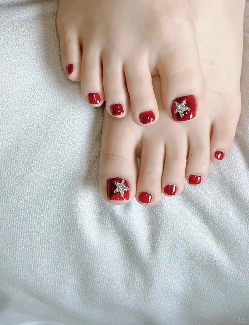 Lấp lánh kiêu sa cùng sơn móng chân màu đỏ mận đính đá sang trọng