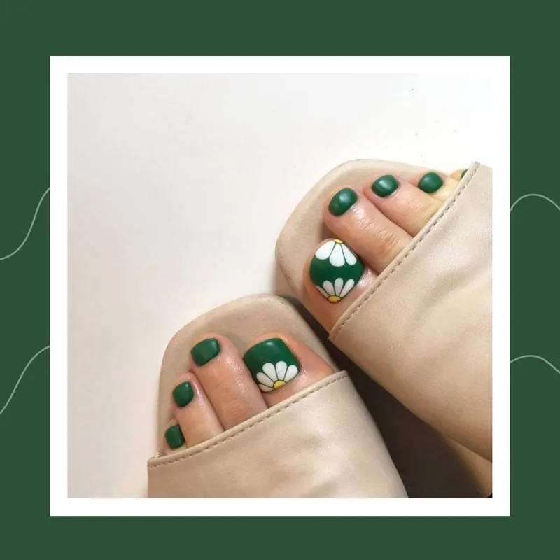 Thể hiện phong cách với móng chân đẹp màu xanh rêu cuốn hút