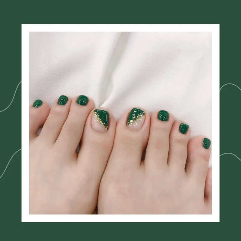 Tinh tế và thu hút cùng nail chân xanh rêu đầy cuốn hút