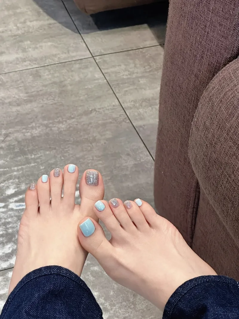 Rực rỡ và trẻ trung với sơn móng chân màu xanh da trời