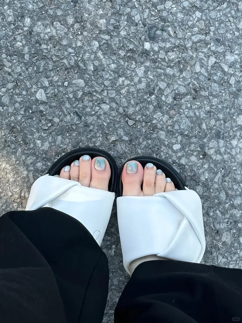 Thanh lịch và dễ phối đồ với móng chân màu xanh dương